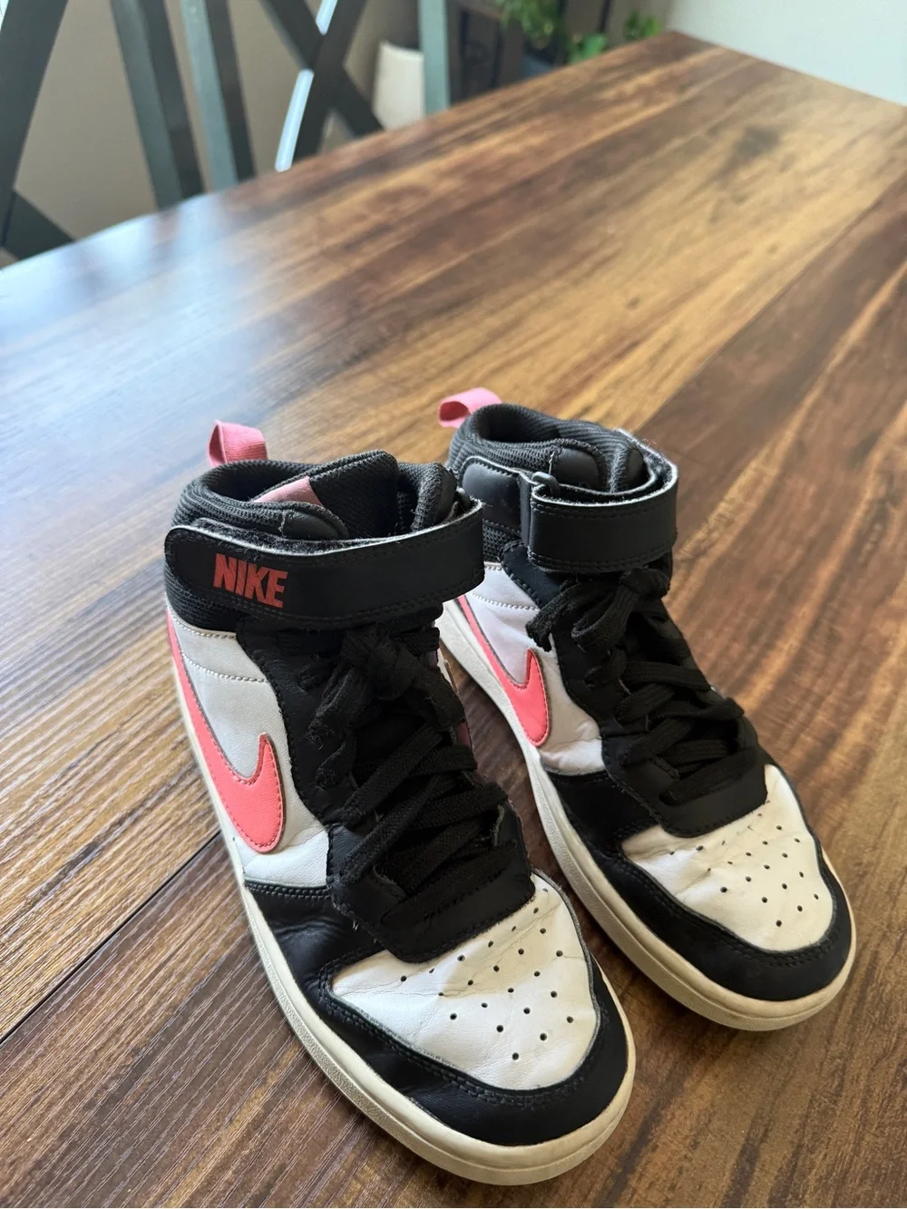 Nike Kids High-Top dunks Sneakers in White, Black & Pink